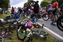 Chute massive de coureurs provoquée par une spectatrice lors du Tour de France, le 26 juin 2021 à Sizun, dans le Finistère