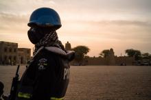 Un policier nigérian de la Mission des Nations unies pour la stabilisation au Mali (MINUSMA) patrouille sur la place principale de Tombouctou, le 8 décembre 2021
