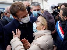 Le président Emmanuel Macron en visite à Vierzon, dans le Cher, s'entretient avec une habitante le 7 décembre 2021