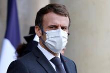 Le président Emmanuel Macron sur le perron de l'Elysée, le 10 décembre 2021 à Paris
