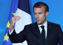 Le président français Emmanuel Macron signe un livre d'or en hommage au président français défunt Valery Giscard d'Estaing, un an après sa mort, lors d'une cérémonie au parlement européen à Strasboug 