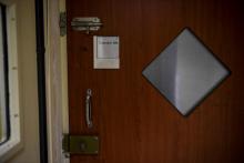 La porte d'une chambre d'isolement dans un hôpital psychiatrique