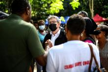 Jean-Luc Mélenchon le 15 décembre 2021 sur le piquet de grève devant l'hôpital de Pointe-à-Pitre, en Guadeloupe