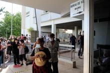 Des personnes attendent pour voter au 3e référendum d'autodétermination, le 12 décembre 2021 à Nouméa, en Nouvelle-Calédonie