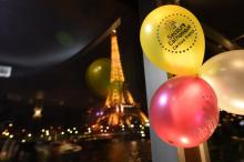 Des ballons du Secours catholique lors du réveillon offert aux bénéficiaires de l'association à bord d'une péniche sur la Seine, le 24 décembre 2015 à Paris