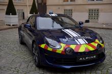 Une des Alpine acquise pour la gendarmerie, présentée le 17 décembre dans la cour du ministère de l'Intérieur à Paris