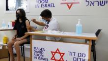 Une femme se faisant vacciner à Tel-Aviv le 5 juillet 2021