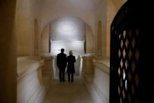 Les présidents français Emmanuel Macron (g) et de la Commission européenne Ursula von der Leyen se reccueillent dans la crypte du Panthéon, en hommage à deux piliers de la construction européenne Jean