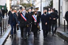 Anne Hidalgo (centre), le maire du 11e arrondissement François Vauglin (g) et le ministre de l'Intérieur Gérald Darmanin (d) rendent hommage aux victimes des attaques de Charlie Hebdo, à Paris le 7 ja