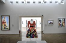 Une robe d'Yves Saint Laurent exposée au centre Pompidou au milieu de tableaux de Sonia Delauney, le 25 janvier 2022 à Paris