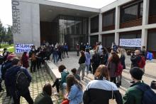 Des étudiants manifestent contre l'islamophobie devant l'Institut d'études politiques de Grenoble, à Saint-Martin-d'Hères, le 9 mars 2021