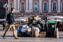 Des déchets s'accumulent dans le centre de Toulouse le 6 janvier 2022 en raison d'une grève des éboueurs