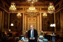 Le chef de la diplomatie française, Jean-Yves Le Drian dans son bureau au ministère des Affaires étrangères à Paris, le 12 janvier 2022