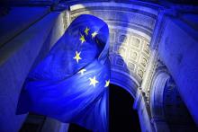 Sous l'Arc de Triomphe flottait le drapeau européen, à Paris le 1er janvier 2022