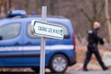 Des gendarmes bloquent une route le 18 janvier 2022 près de Cagnac-les-Mines