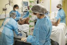 Des membres du personnel hospitalier s'occupent d'un patient malade du Covid-19 en soins intensifs à Cayenne le 24 septembre 2021