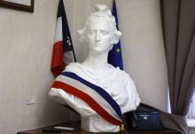 Un buste de Marianne et un téléphone dans une mairie de France, en 2021