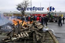 Des éleveurs bretons manifestent devant un hypermarché à Langueux (Côtes-d'Armor) pour réclamer une hausse des prix payés à la production, le 29 janvier 2022
