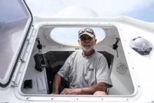 Jean-Jacques Savin, un aventurier qui avait franchi l'océan Atlantique dans un tonneau en 2019, pose le 28 mai 2021 à Lège-Cap-Ferret (Gironde)