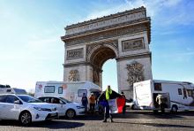 Des opposants au pass sanitaire rassemblés sous l'Arc de Triomphe, à Paris, le 12 février 2022