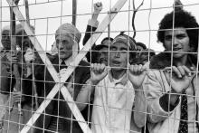 Des harkis et enfants de Harkis manifestent devant le camp de Saint-Maurice-l'Ardoise, le 2 juin 1975