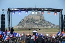 Le candidat à la présidentielle de Reconquête!, Eric Zemmour, en meeting devant le mont Saint-Michel, à Ardevon (Manche) le 18 février 2022