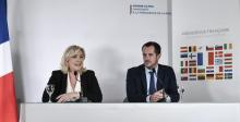 La candidate du RN à la présidentielle Marine Le Pen et l'eurodéputé Nicolas Bay lors d'une conférence de presse le 18 janvier 2022 à Paris