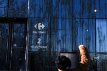 Des producteurs d'oeufs manifestent devant le siège du groupe Carrefour pour réclamer "une revalorisation des prix", le 11 février 2022 à Massy, dans l'Essonne