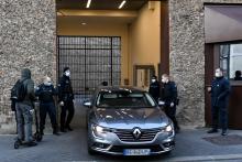 Une voiture avec à son bord l'ancien ministre de l'Intérieur Claude Guéant quitte la prison de la Santé à Paris le 9 février 2022