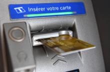 Le nombre de retraits gratuits à un distributeur d'une autre banque que la sienne tend à diminuer, selon l'Observatoire des tarifs bancaires (OTB)