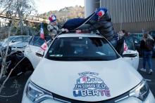 Des personnes se préparent à participer à Nice le 9 février 2022 à un "convoi de la liberté" pour protester contre les restrictions sanitaires