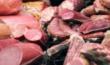 Les fabricants de jambon peuvent provisoirement continuer à voir la vie en rose: l'Assemblée nationale quasi unanime a voté le principe d'une "trajectoire de baisse" des doses maximales d'additifs nit