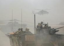 Un blindé et des hélicoptères militaires français de l'opération Barkhane le 27 mars 2019 dans la région malienne de Gourma