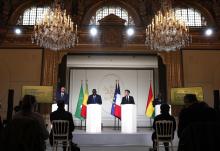 Le président Emmanuel Macron évoque le retrait des troupes françaises du Mali, lors d'une conférence de presse conjointe à l'Elysée avec le président du Ghana, Nana Afuko Addo (à sa droite), le présid