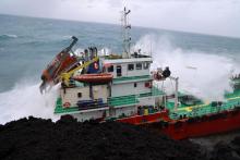 Le pétrolier mauricien Tresta Star échoué sur la côte de l'île de La Réunion, le 4 février 2022 à Saint-Philippe