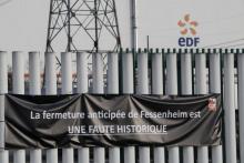 Une banderole devant la centrale nucléaire de Fessenheim, dans le Haut-Rhin, dénonce sa fermeture, le 21 février 2020