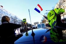 Les participants à un convoi anti-pass vaccinal en route vers Paris s'arrêtent à Chartres, le 11 février 2022