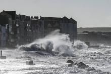 Des fortes vagues s'abattent sur la digue de Wimereux, le 17 février 2022 dans le nord de la France