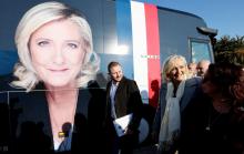 La candidate à la présidentielle Marine Le Pen devant l'un de ses bus de campagne, lors de son déplacement à Menton, dans les Alpes-Maritimes, le 12 février 2022