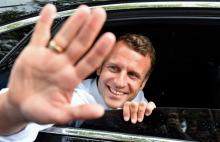 Emmanuel Macron salue la foule le 27 juillet 2019 lors d'un passage à Bormes-les-Mimosas (sud)