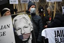 Le portrait de Julian Assange, le fondateur de Wikileaks, sur une pancarte d'un manifestant réclamant sa libération, le 24 janvier 2022 à Londres