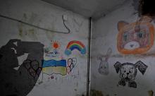 Des dessins d'enfants sur les murs d'un sous-sol de l'hôpital pour enfants de Tcherniguiv, le 5 avril 2022 en Ukraine