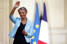 Le Premier ministre sortant Jean Castex aux côtés d'Elisabeth Borne, nommée Première ministre, dans la cour de Matignon à Paris le 16 mai 2022