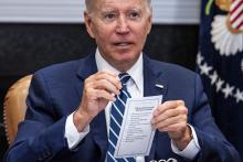 Joe Biden avec ses notes à la main