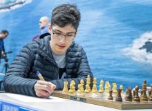 Le joueur d'échecs d'origine iranienne Alireza Firouzja lors d'une partie contre le Biélorusse Vladislav Kovalev pendant la 82e édition du tournoi Tata Steel à Wijk aan Zee, aux Pays-Bas, le 11 janvier 2020
