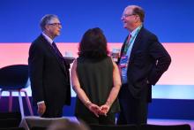 Bill Gates, fondateur de Microsoft et milliardaire, discute avec Larry Fink, PDG de BlackRock, lors du Global Investment Summit au Science Museum de Londres, le 19 octobre 2021.