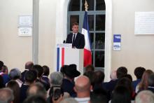 Le président français Emmanuel Macron s'exprime lors de la commémoration des 80 ans de la rafle du Vel d'Hiv, le 17 juillet 2022 à Pithiviers (Loiret)