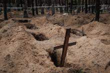 Tombes vides avant exhumation des corps à Izyum