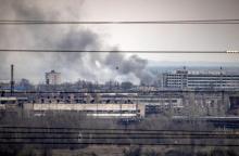 Fumée s'élevant de la ville de Severodonetsk, dans la région du Donbass