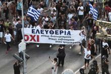Environ 2000 manifestants ont défilé à Thessalonique après que le gouvernement ait annoncé la vaccination obligatoire contre la COVID-19 pour tous le personnel du réseau de la santé.